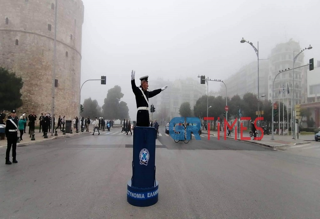 Θεσσαλονίκη: Στο “θρυλικό” βαρέλι επέστρεψε και φέτος ο τροχονόμος (ΦΩΤΟ-VIDEO)