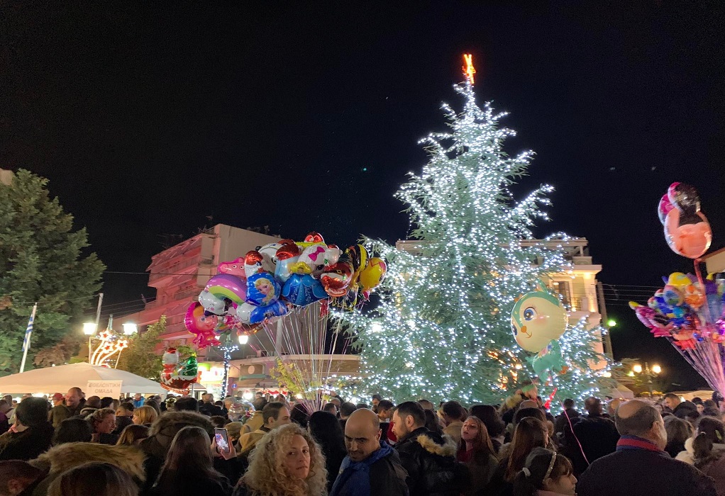 Μύρισε Χριστούγεννα στον Λαγκαδά – Γιορτινή φωταγώγηση του δέντρου στην πλατεία (ΦΩΤΟ)