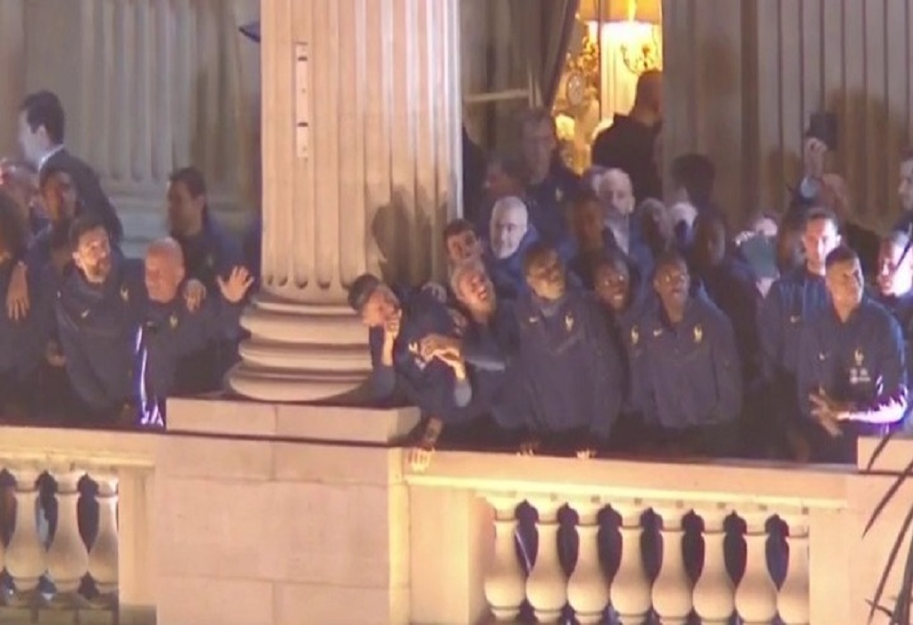 Αποθεώθηκαν στο Παρίσι οι «τρικολόρ» (VIDEO)