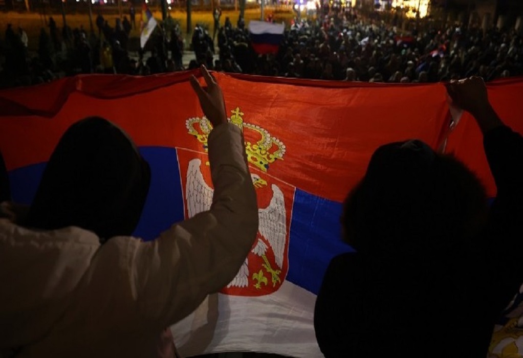 Χιλιάδες Σέρβοι του Κοσόβου διαδηλώνουν, ζητώντας να αποσυρθούν οι αστυνομικές δυνάμεις της Πρίστινας
