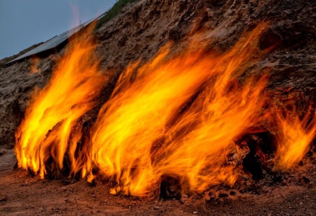 Φωτιά στα Καλύβια-Διακόπηκε η κυκλοφορία