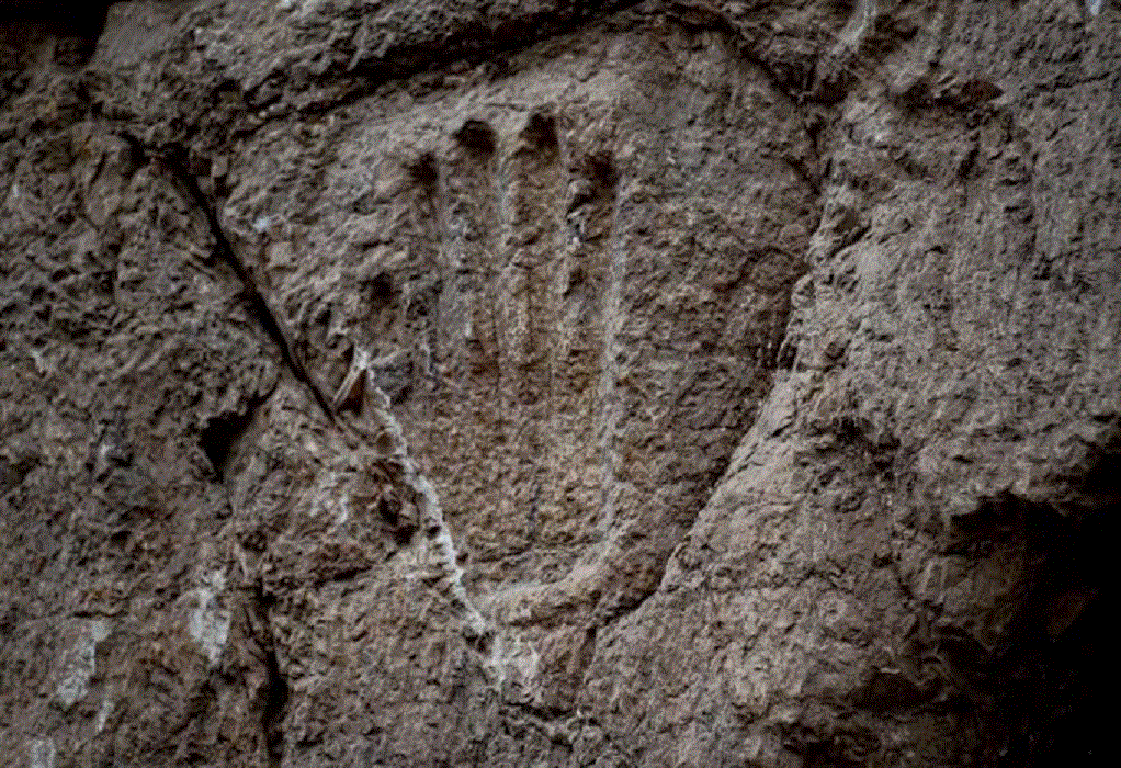 Μυστηρώδες αποτύπωμα χεριού πάνω σε πέτρα ανακαλύφθηκε στην Ανατολική Ιερουσαλήμ (ΦΩΤΟ)
