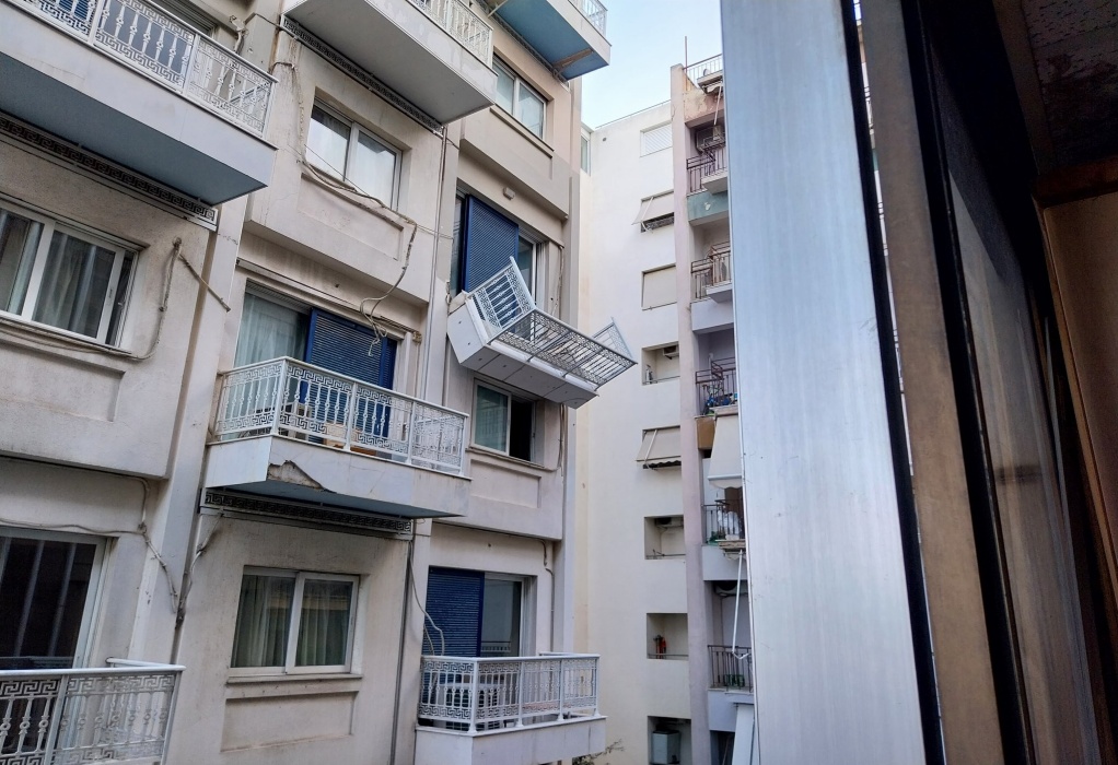 Αθήνα: Μπαλκόνι ξενοδοχείου «κρέμεται» πάνω από… περαστικούς στη Συγγρού