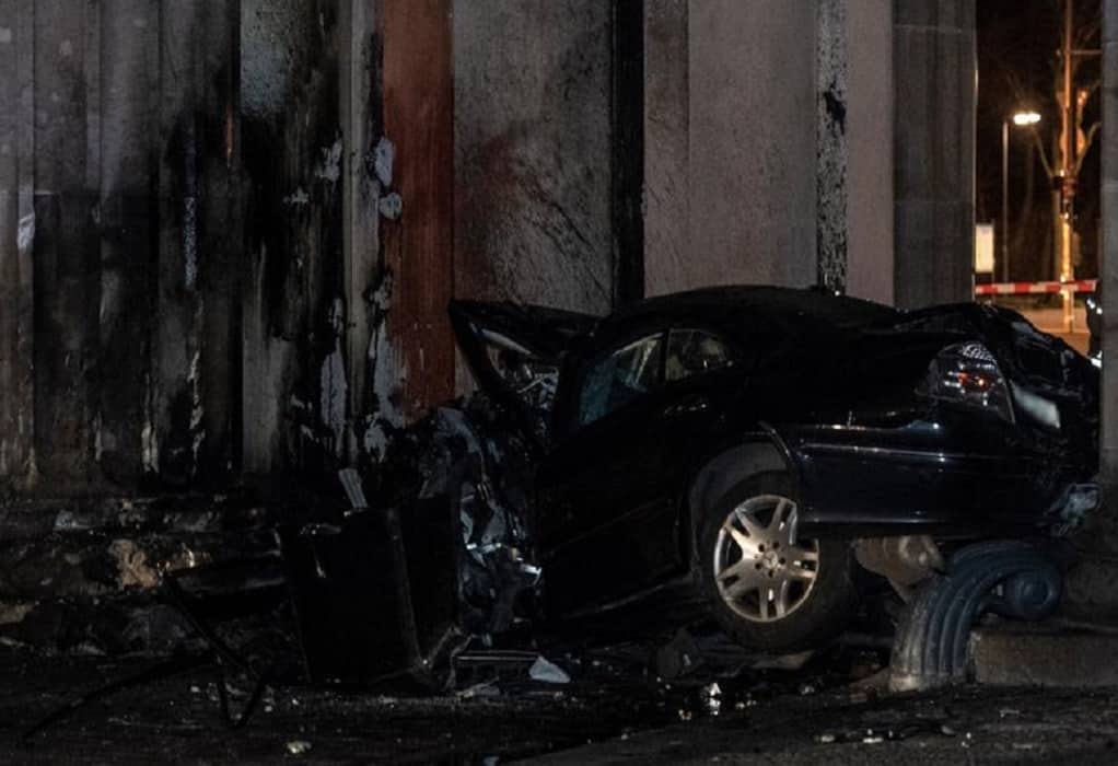 Γερμανία: Αυτοκίνητο έπεσε πάνω στην Πύλη του Βρανδεμβούργου -Νεκρός ο οδηγός