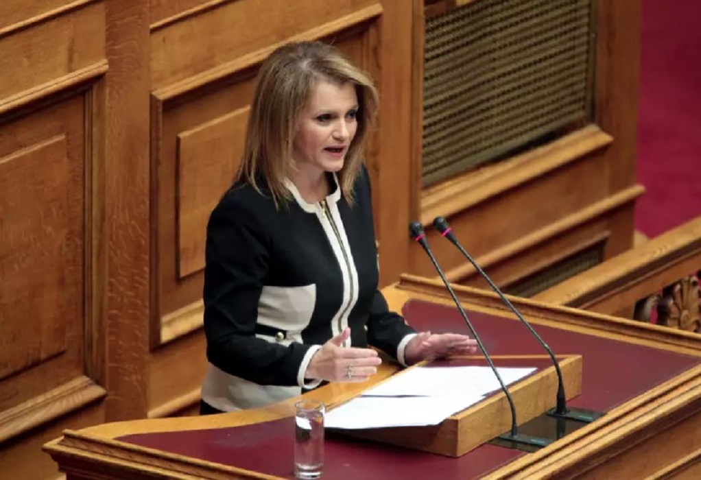 Βουλή: Ορκίστηκε και ανέλαβε καθήκοντα βουλευτή η Ελ. Μακρή στη θέση του Θ. Χειμάρα