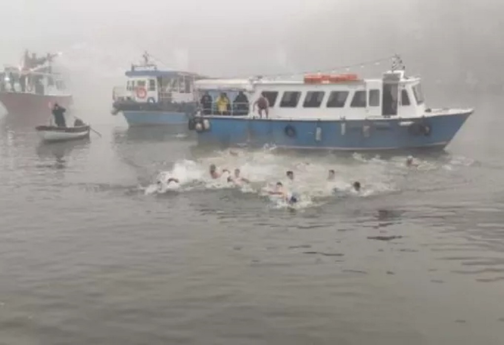 Ιωάννινα: 17 τολμηροί κολυμβητές βούτηξαν στα παγωμένα νερά της λίμνης (VIDEO)