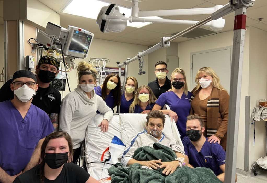Νέα φωτογραφία του Τζέρεμι Ρένερ από το νοσοκομείο – Το «ευχαριστώ» στην ομάδα της ΜΕΘ