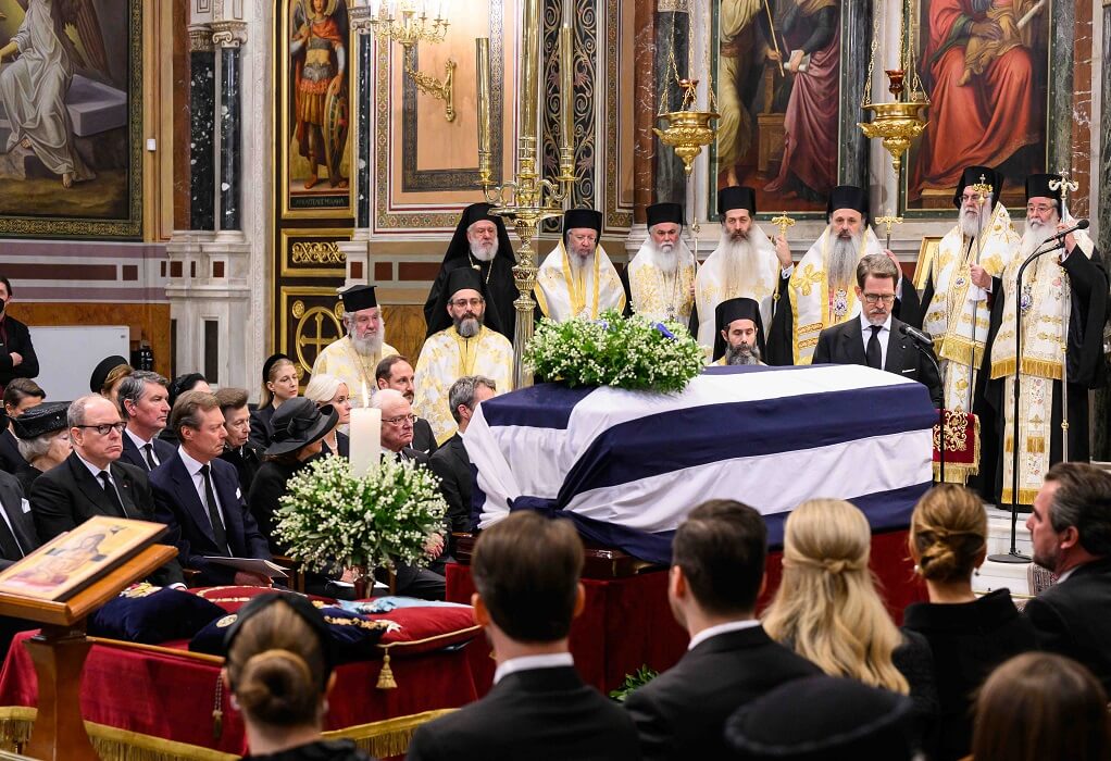 Ενταφιάστηκε στο Τατόι ο τέως βασιλιάς Κωνσταντίνος-Πλήθος κόσμου στην κηδεία-Όλο το παρασκήνιο (ΦΩΤΟ-VIDEO)