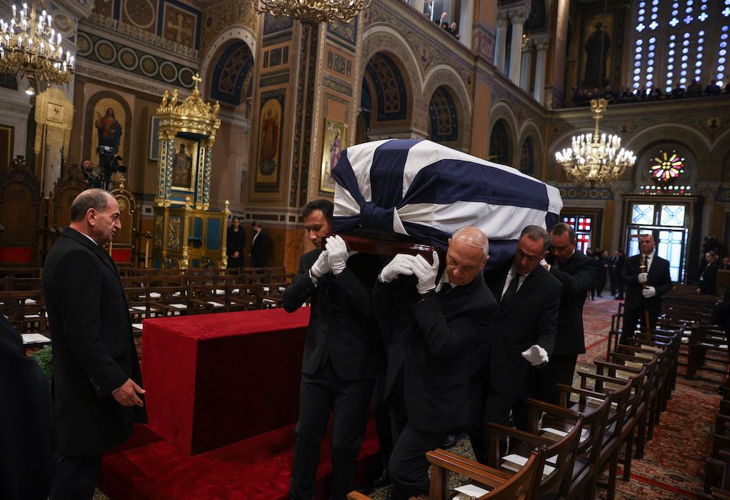 Κηδεία τέως βασιλιά Κωνσταντίνου: Προσέλευση κόσμου στο Τατόι για την ταφή