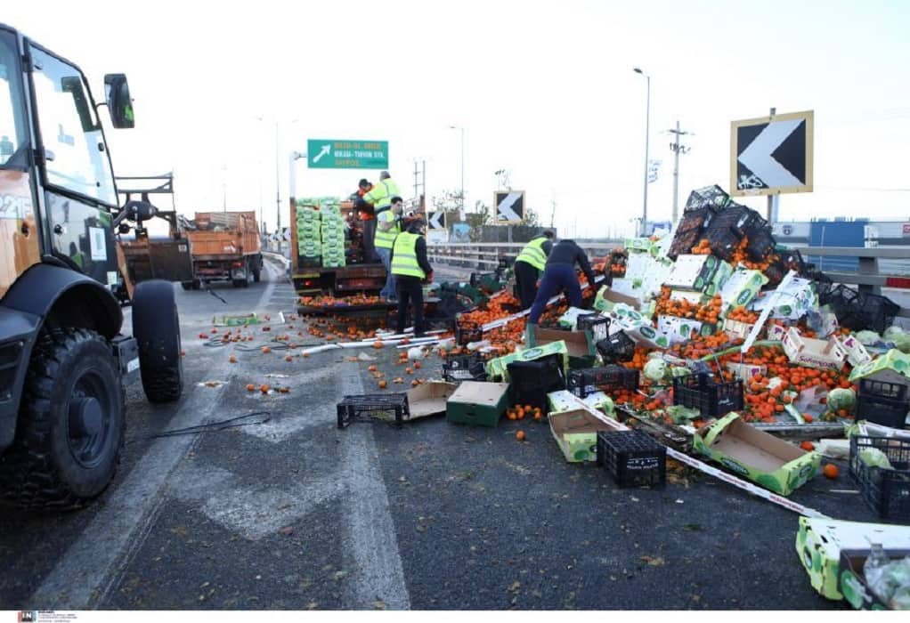 Εκτροπή νταλίκας στον Κηφισό: Μποτιλιάρισμα 11 χλμ. στη λεωφόρο που γέμισε πορτοκάλια (ΦΩΤΟ)