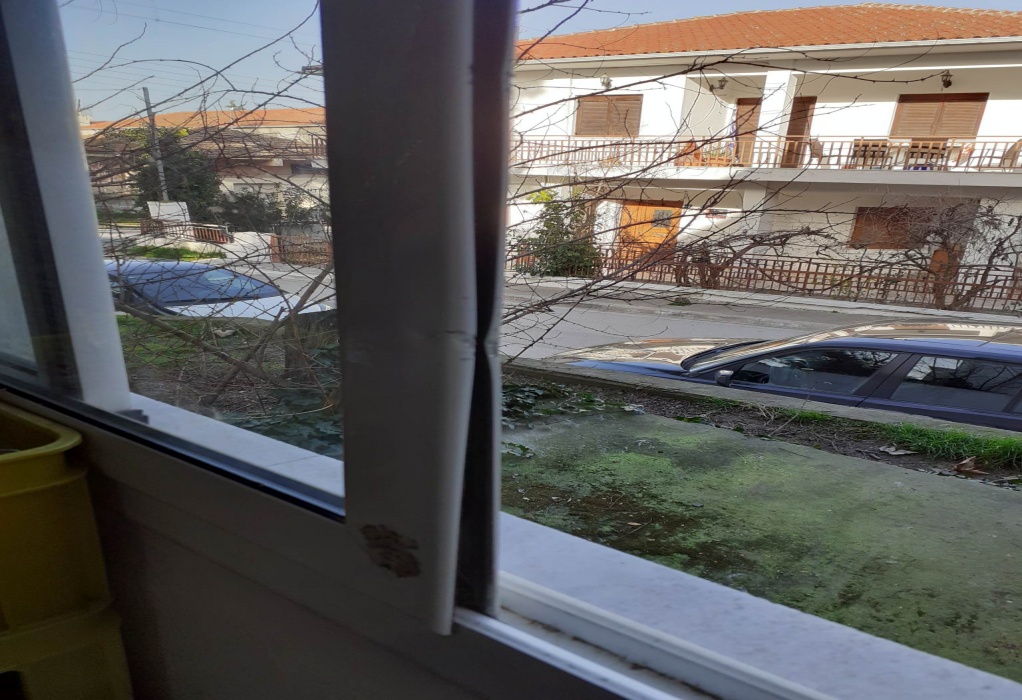 Θεσσαλονίκη: Άγνωστοι διέρρηξαν ΚΑΠΗ και πήραν μέχρι και τους χυμούς από τα ψυγεία (ΦΩΤΟ) 