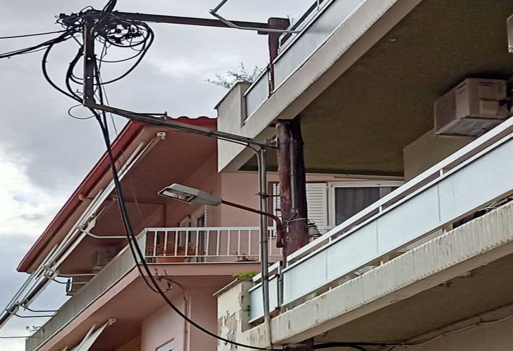Αγρίνιο: Κολώνα της ΔΕΗ περνάει μέσα από δύο μπαλκόνια-Κινδυνεύουν ζωές