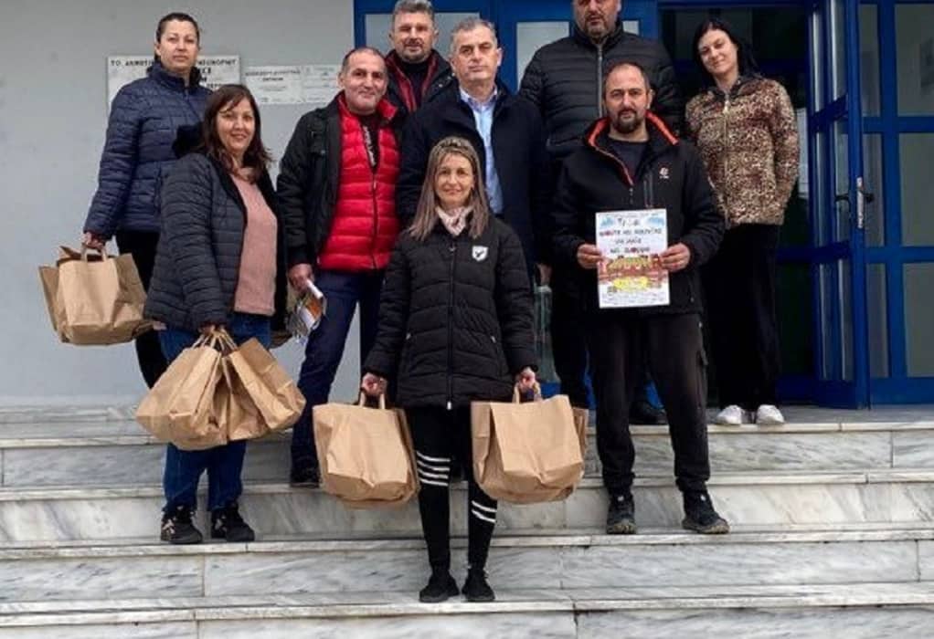 Διανομή φρούτων σε μαθητές από την Ομοσπονδία Λαϊκών Αγορών Μακεδονίας – Θεσσαλίας – Θράκης