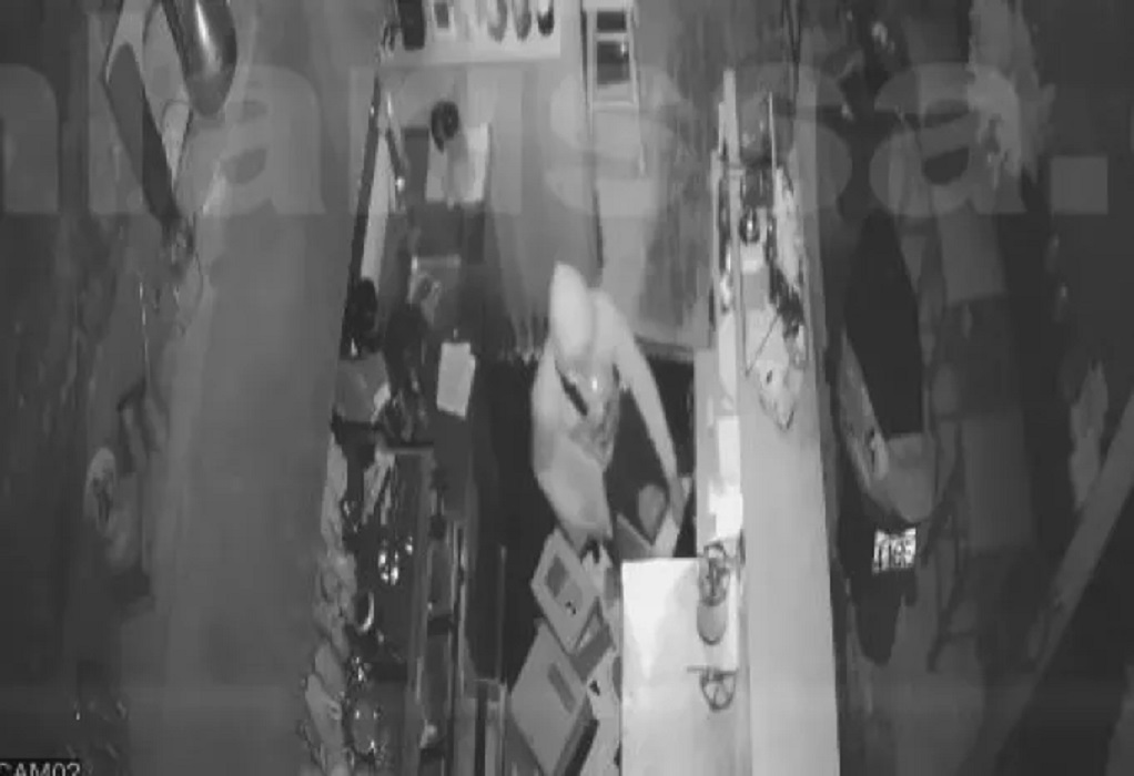 Λάρισα: Μπήκε για να κλέψει και πήρε και τις άδειες του καταστήματος (VIDEO)