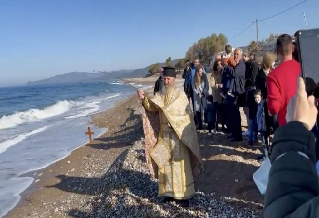 Θεοφάνια-Μεσσηνία: Ιερέας έριξε τον σταυρό… με καλάμι ψαρέματος (VIDEO)