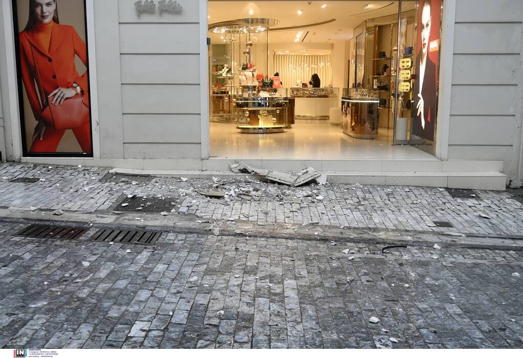 Κακοκαιρία-Αθήνα: Έπεσε μπαλκόνι δευτέρου ορόφου στην Ερμού (ΦΩΤΟ)