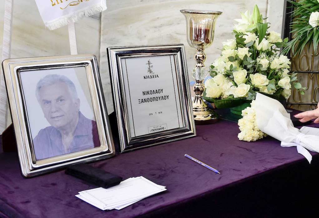 Στο Α’ Νεκροταφείο Αθηνών η πολιτική κηδεία του Νίκου Ξανθόπουλου – Συντετριμμένη η σύζυγος του (ΦΩΤΟ)