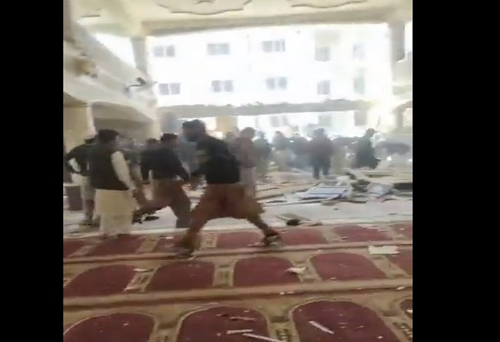 Πακιστάν: Έκρηξη σε τζαμί στην Πεσαβάρ – Τουλάχιστον 90 τραυματίες (VIDEO)