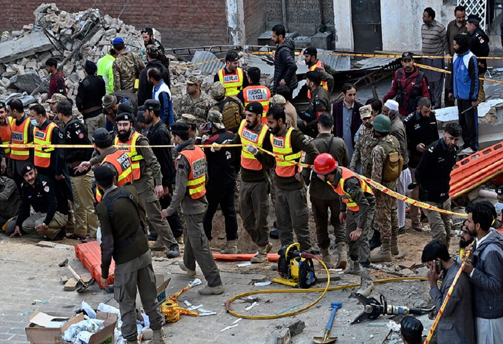 Επίθεση σε τζαμί στο Πακιστάν: Τους 61 έφτασαν οι νεκροί από την έκρηξη (VIDEO)
