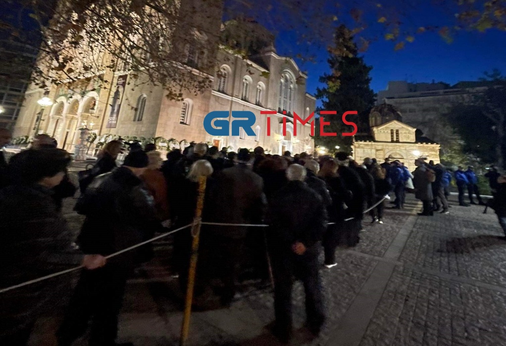 Κηδεία τέως βασιλιά Κωνσταντίνου: Στο παρεκκλήσι της Μητρόπολης το φέρετρο για το λαϊκό προσκύνημα (VIDEO-ΦΩΤΟ)