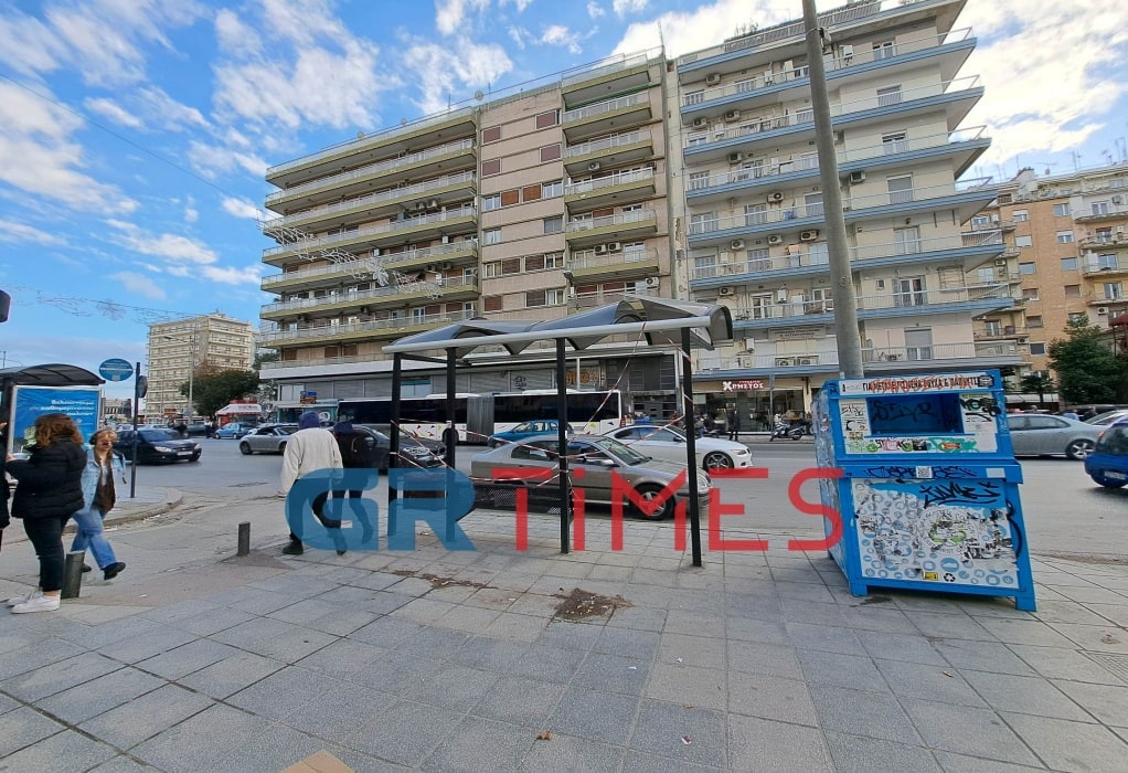 Θεσσαλονίκη: Αποκολλήθηκε σκέπαστρο από στάση στην Καμάρα (ΦΩΤΟ-VIDEO)