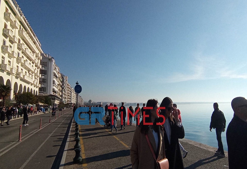 Θεσσαλονίκη: Με ανοιξιάτικο καιρό η πρωτοχρονιάτικη βόλτα-Δεν “πέφτει καρφίτσα” στα καφέ της παραλιακής (ΦΩΤΟ-VIDEO)