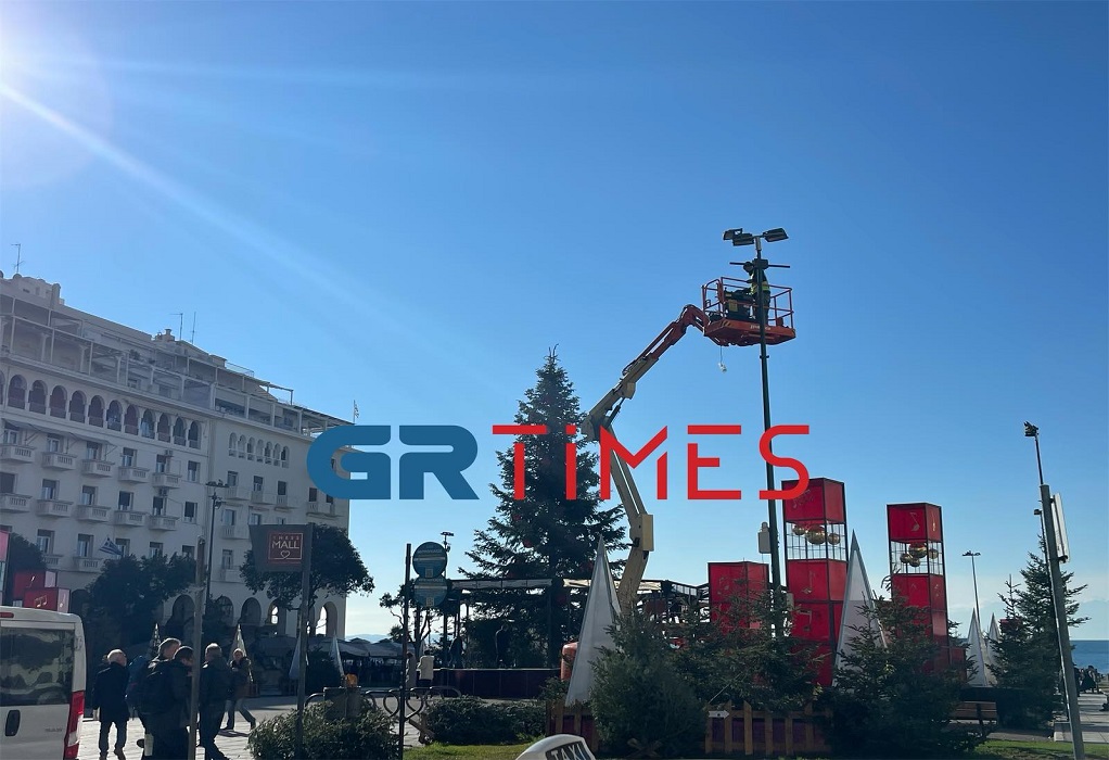 Θεσσαλονίκη: Απομακρύνεται το Χριστουγεννιάτικο δέντρο από την πλ. Αριστοτέλους (ΦΩΤΟ-VIDEO)