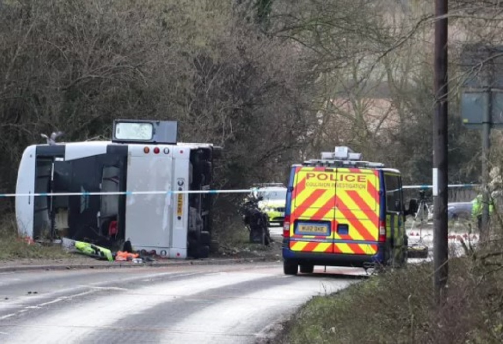 Αγγλία: Ανετράπη διώροφο λεωφορείο στο Σόμερσετ – Πολλοί τραυματίες (VIDEO)