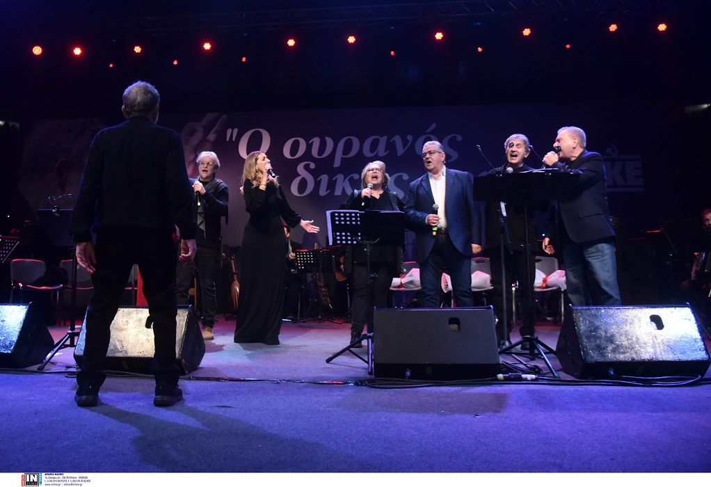 Επί σκηνής ο Δημήτρης Κουτσούμπας – Τραγούδησε το «άπονη ζωή» προς τιμήν του Ξαρχάκου (VIDEO) 
