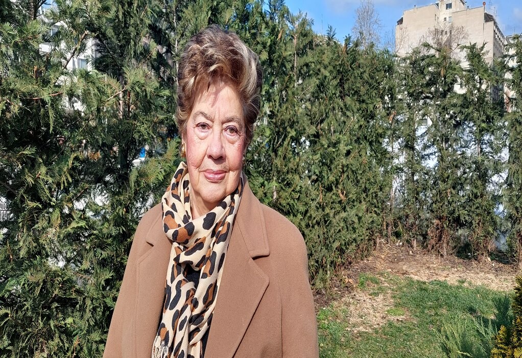 Η Ρίνα Ρεβάχ κατέθεσε στεφάνι στο μνημείο των θυμάτων του Ολοκαυτώματος στη Θεσσαλονίκη – «Δεν έπαιξα ποτέ με κούκλα»