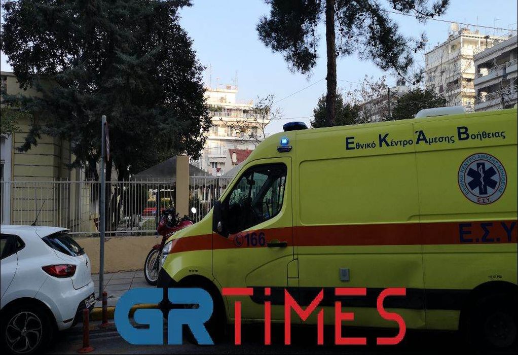 Θεσσαλονίκη: Κατέρρευσε στο Αστυνομικό Μέγαρο η μητέρα του κοριτσιού από τη Νιγηρία (VIDEO)