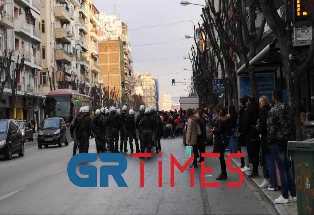 ΜΑΤ και διαδηλωτές στο κέντρο της Θεσσαλονίκης – Κλειστό το ρεύμα της Εγνατίας προς ανατολικά (ΦΩΤΟ-VIDEO)