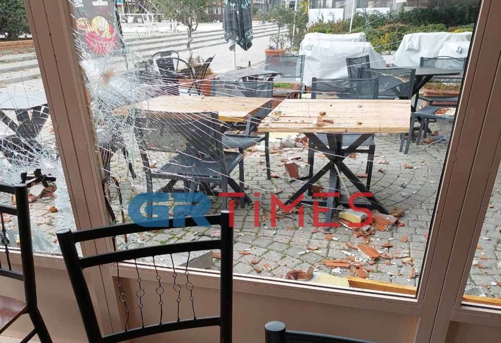 Κακοκαιρία «Barbara»: Παραλίγο τραγωδία στην Κομοτηνή-Τούβλα από ταράτσα έπεσαν σε καταστήματα εστίασης (ΦΩΤΟ-VIDEO)