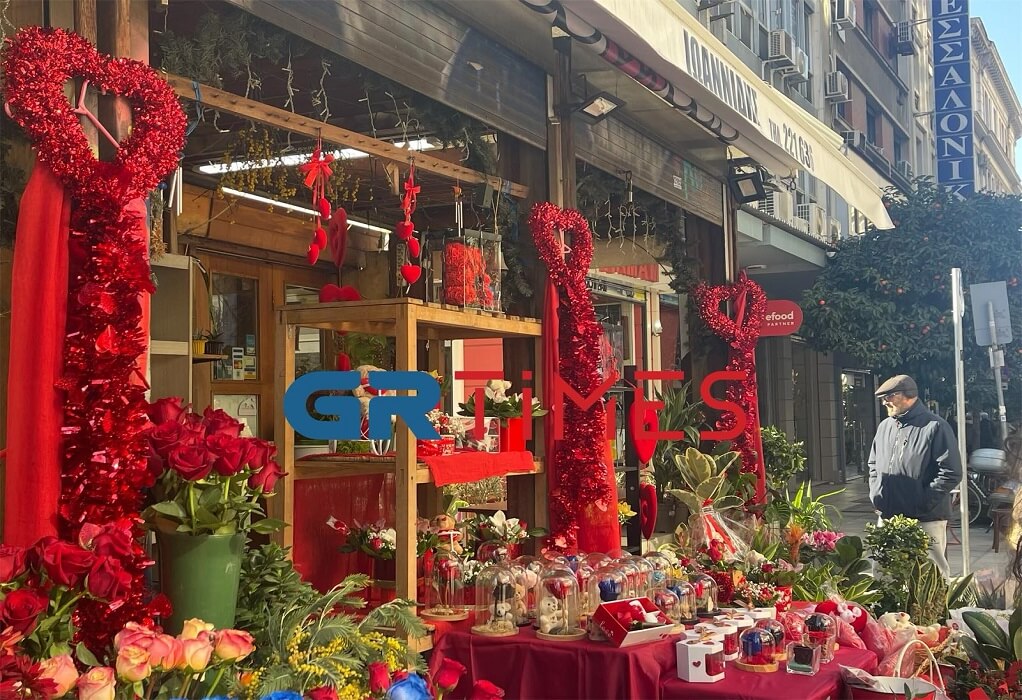 Άγιος Βαλεντίνος: «Φωτιά στα κόκκινα» οι βιτρίνες-Στο ρυθμό του έρωτα η αγορά (ΦΩΤΟ)