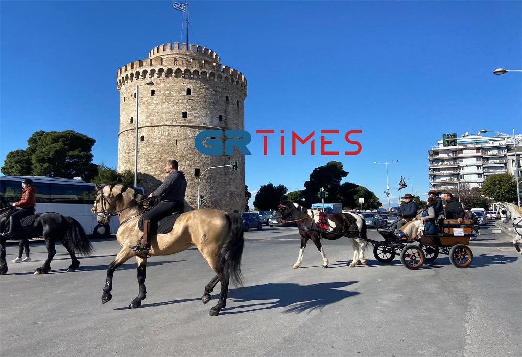 Θεσσαλονίκη: 30 άλογα “κάλπασαν” στο κέντρο-Άφωνοι οι περαστικοί (ΦΩΤΟ-VIDEO)