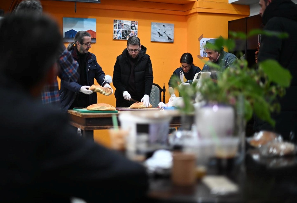 Στην κοινωνική κουζίνα «Ο Άλλος Άνθρωπος» μαγείρεψε ο Νίκος Ανδρουλάκης (VIDEO) 