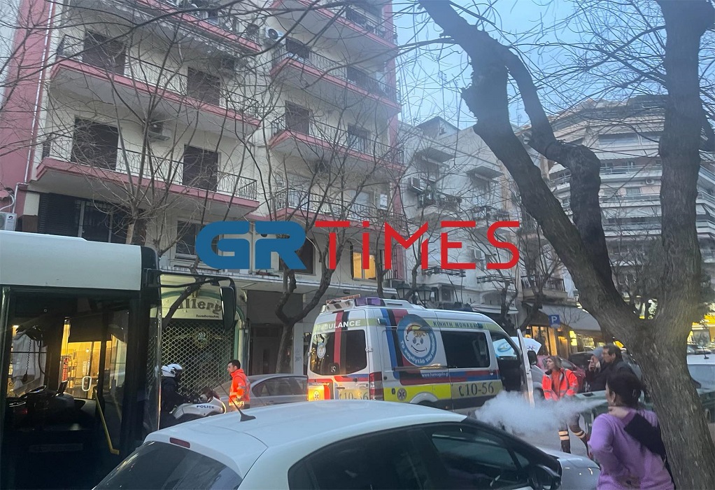 Θεσσαλονίκη: Ασθενοφόρο «έμεινε» στην μέση του δρόμου λόγω βλάβης (ΦΩΤΟ)