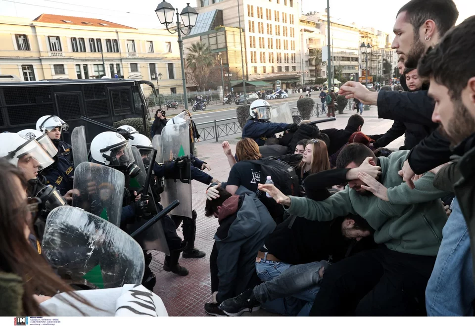 Αθήνα: Ένταση έξω από το Μέγαρο Μουσικής μεταξύ αστυνομικών δυνάμεων και εκπαιδευτικών (ΦΩΤΟ)