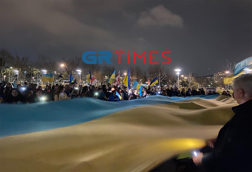Τεράστια ουκρανική σημαία κυμάτισε στην Παραλία της Θεσσαλονίκης (ΦΩΤΟ-VIDEO)
