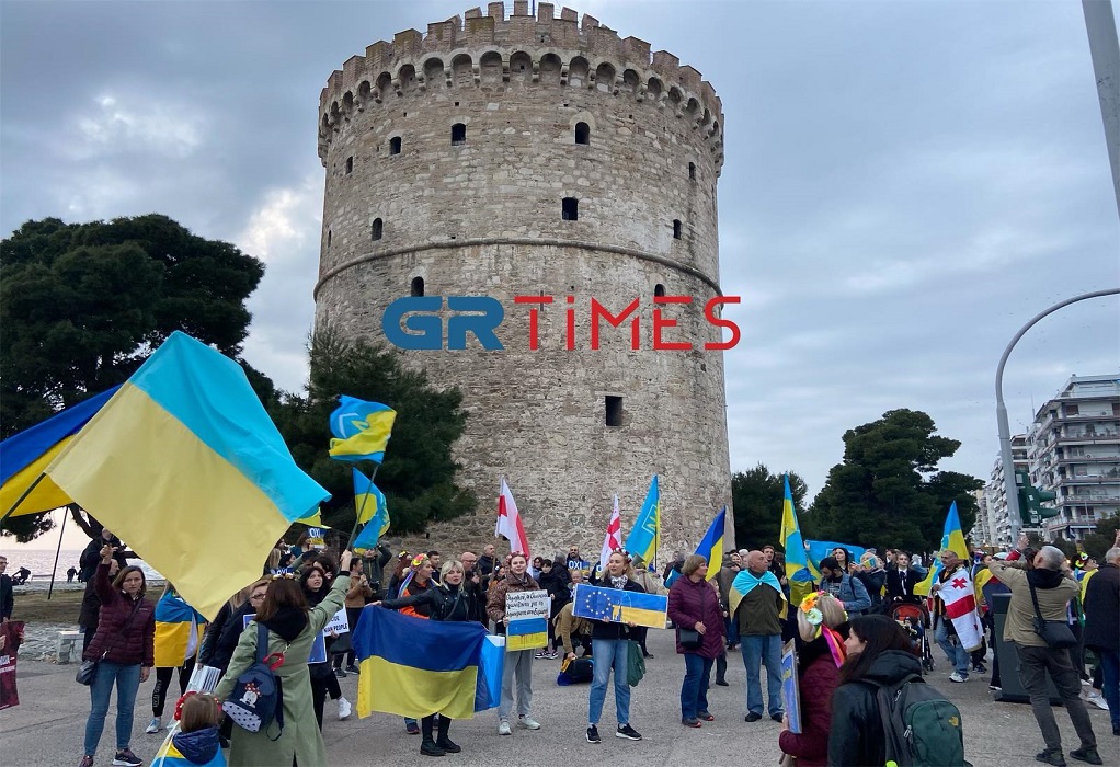 Ανθρώπινη αλυσίδα γύρω από το Λ. Πύργο-«Πλημμύρισε» Ουκρανικές σημαίες το κέντρο της Θεσσαλονίκης (ΦΩΤΟ-VIDEO)