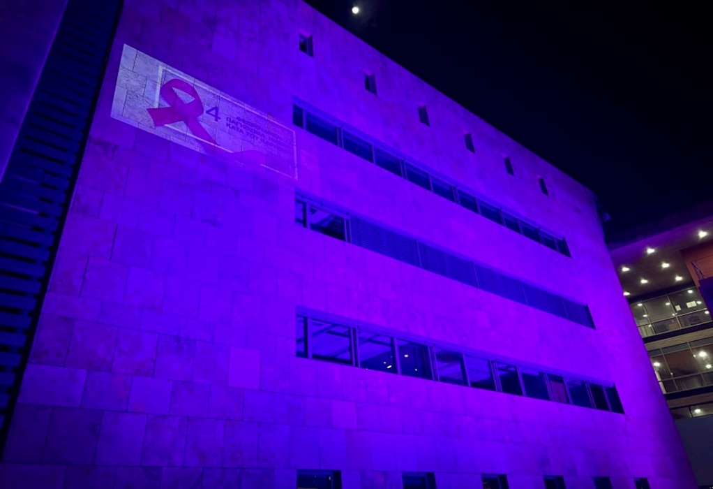 Δημαρχείο Θεσσαλονίκης: Στα «μοβ» ως συμπαράσταση σε όσους μάχονται κατά του καρκίνου
