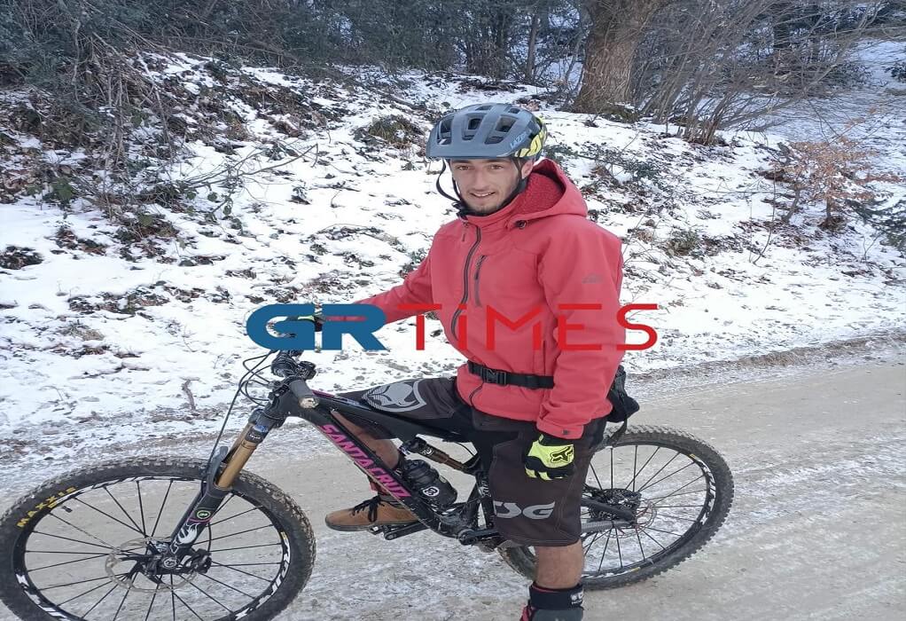 Ο ποδηλάτης που βγήκε για γυμναστική και διέσχισε τα χιονισμένα δρομάκια στο Χορτιάτη φτάνοντας στην κορυφή