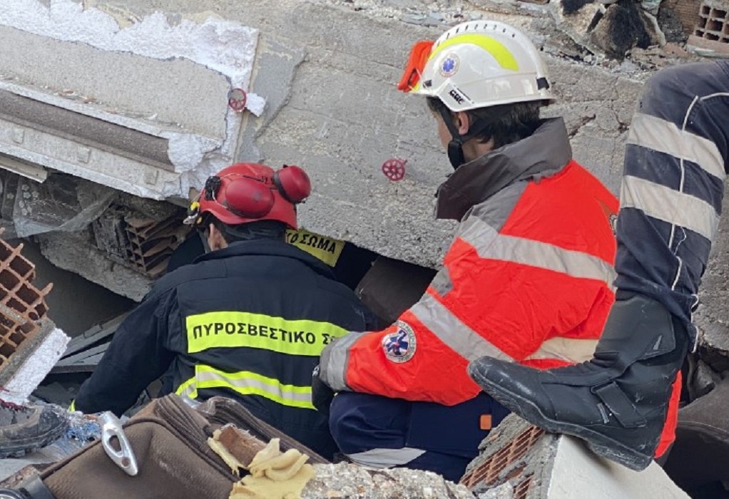 Σεισμός στην Τουρκία: Σε εξέλιξη επιχείρηση της ΕΜΑΚ – 20χρονη κρατά το χέρι Έλληνα διασώστη (VIDEO)