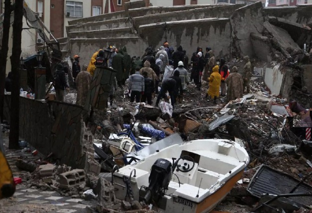 Συγκινητικές στιγμές στην Αττάλεια: Ρώσοι και Ουκρανοί συνδράμουν μαζί τα θύματα των σεισμών