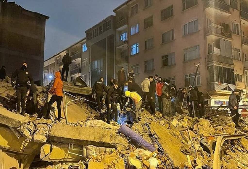 Σεισμός στην Τουρκία: «Οι θάνατοι θα ξεπεράσουν τις 10 χιλιάδες», υποστηρίζει ο Άκης Τσελέντης (VIDEO)