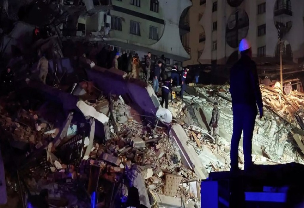 Σεισμός στην Τουρκία: Πάνω από 1.200 οι νεκροί – Έπεφταν από τα μπαλκόνια για να σωθούν (LIVE-ΦΩΤΟ-VIDEO)