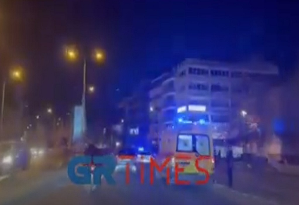 Τροχαίο ατύχημα με πτώση δικυκλιστή στη Θεσσαλονίκη-Μεταφέρεται στο «Παπαγεωργίου» (VIDEO)