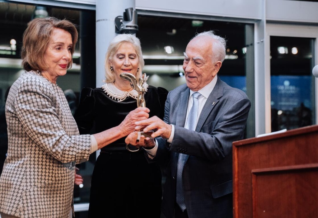 ΗΠΑ: Με το βραβείο «Ηγέτης» τιμήθηκε ο Άγγελος Τσακόπουλος από την Νάνσι Πελόζι