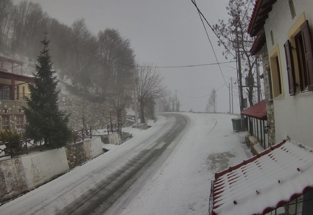 Κακοκαιρία Barbara: Χιόνια σε Βόλο και Πήλιο- Ανοιχτοί οι δρόμοι–Απαγορευτικό απόπλου για Σποράδες