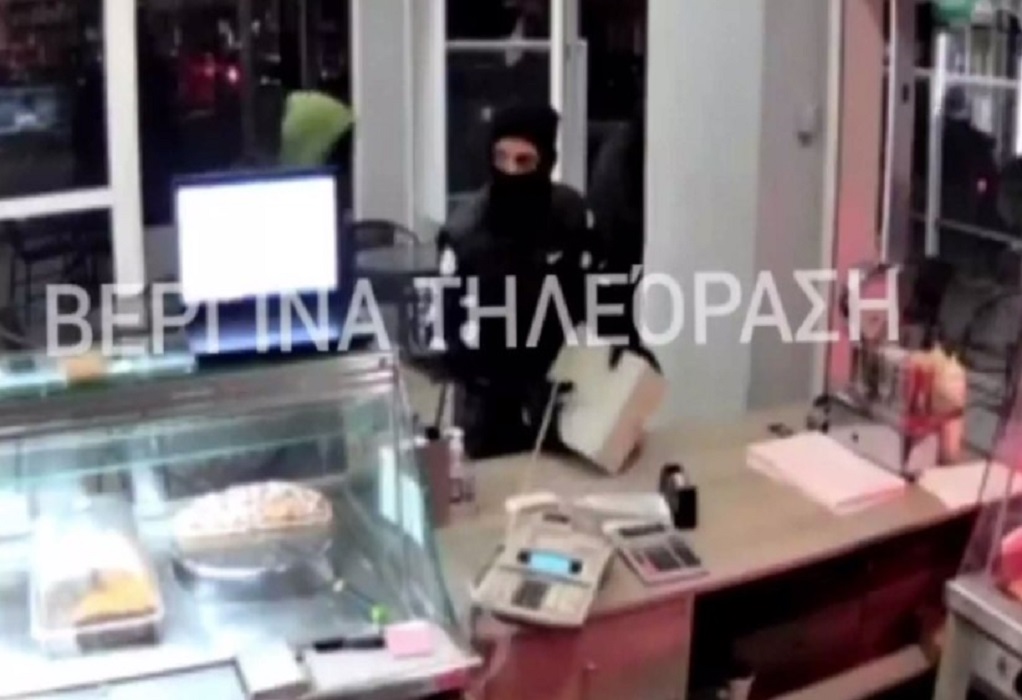 Θεσσαλονίκη: Μασκοφόροι «ξήλωσαν» την ταμειακή μπροστά στον ιδιοκτήτη καταστήματος (VIDEO)